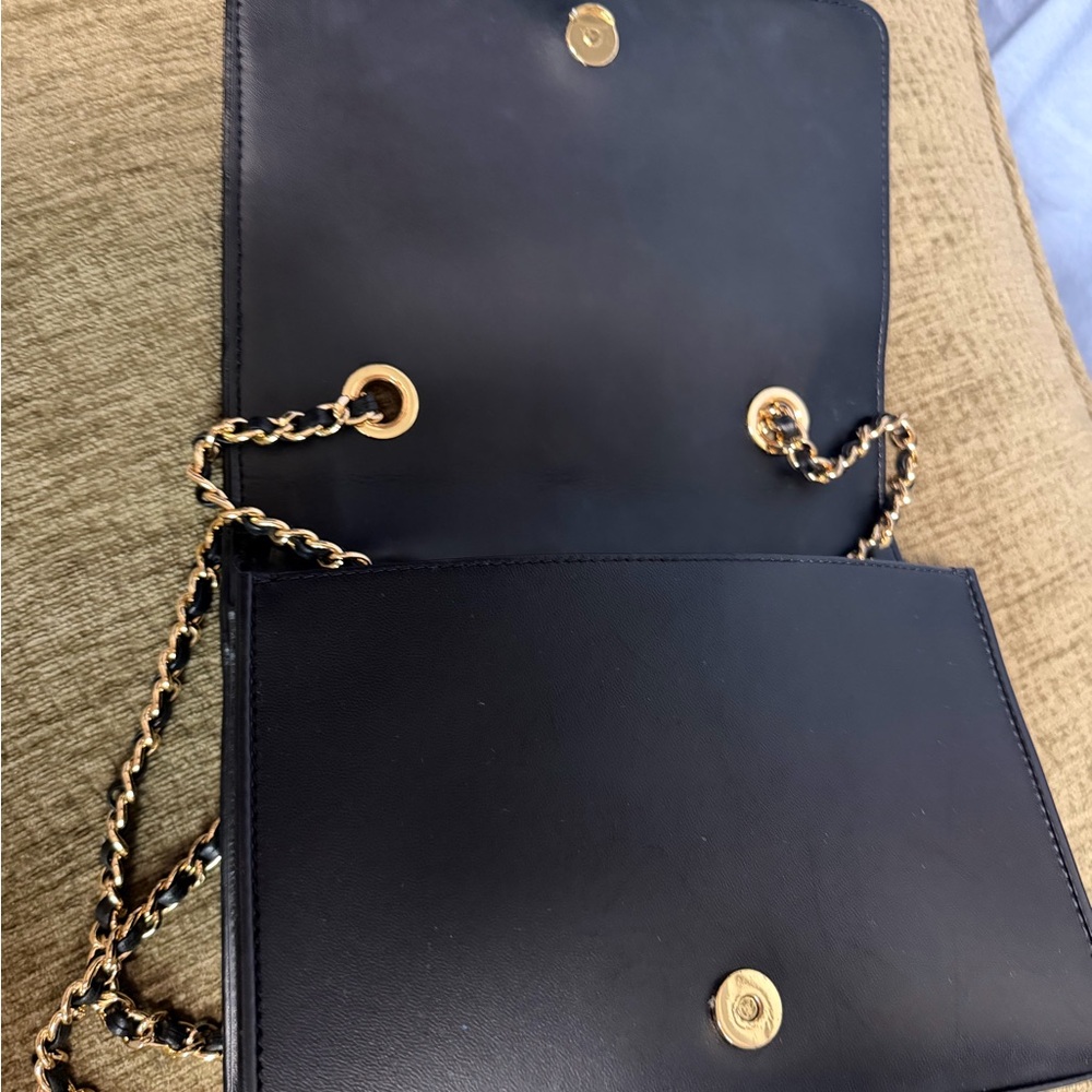 Tory Burch Black Quilted Shoulder Bag with Gold Accents - Picture 4 of 9